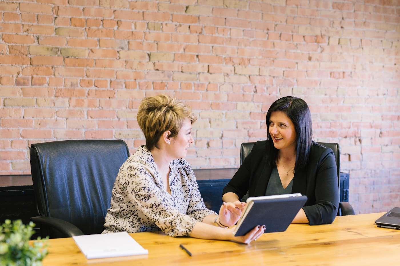 Deux femmes cadres en échange professionnel